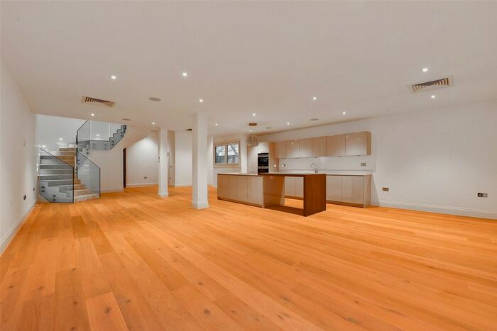 2 Bedroom Flat To Rent In Victoria Street, Windsor, Berkshire, SL4