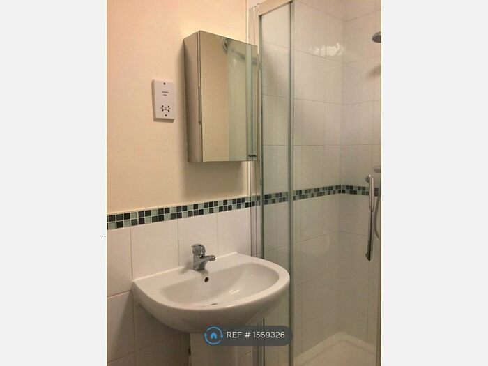 1 Bedroom Flat To Rent In Burleigh Court, Westcliff-On-Sea, SS0