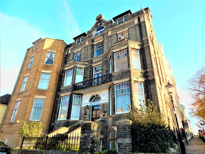 2 Bedroom Flat To Rent In Castle Hill, Rochester, ME1