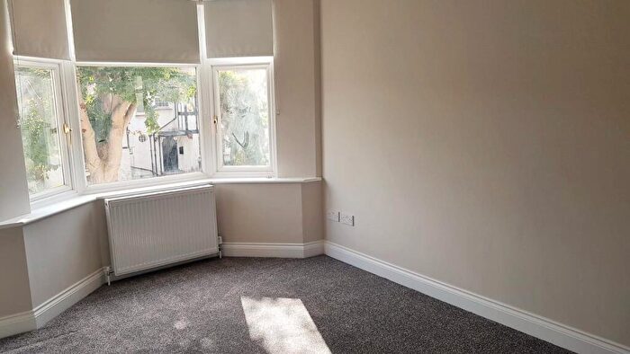 3 Bedroom Flat To Rent In De Bohun Avenue, Southgate, N14