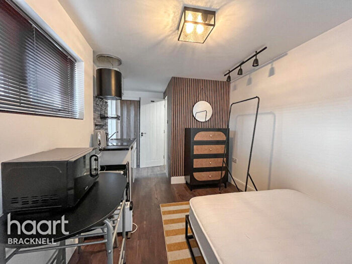 Studio To Rent In Martin Close, Windsor, SL4