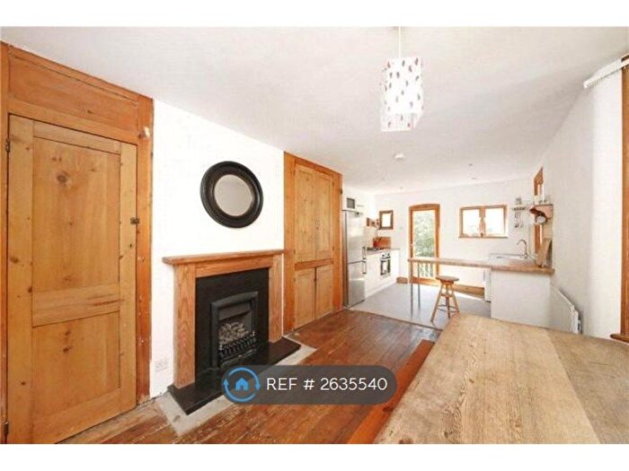 3 Bedroom Flat To Rent In Hubert Grove, London, SW9