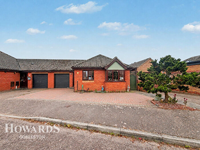 2 Bedroom Bungalow For Sale In St Andrew Close, Hopton, NR31