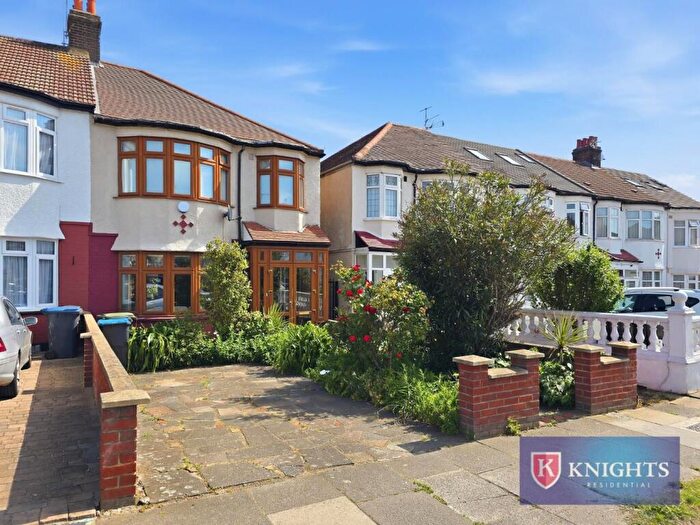 3 Bedroom House For Sale In Hedge Lane, London, N13