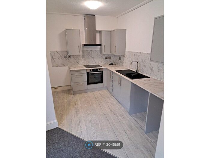 2 Bedroom Flat To Rent In Hollands Road, Teignmouth, TQ14