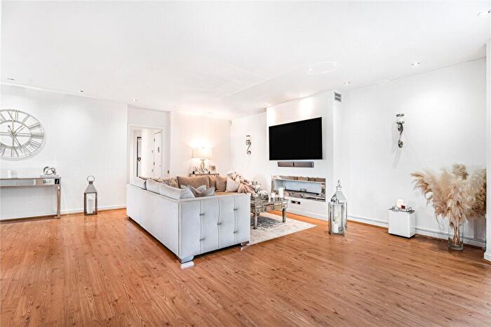 2 Bedroom Apartment For Sale In Wick Lane, London, E3 - Photo 4