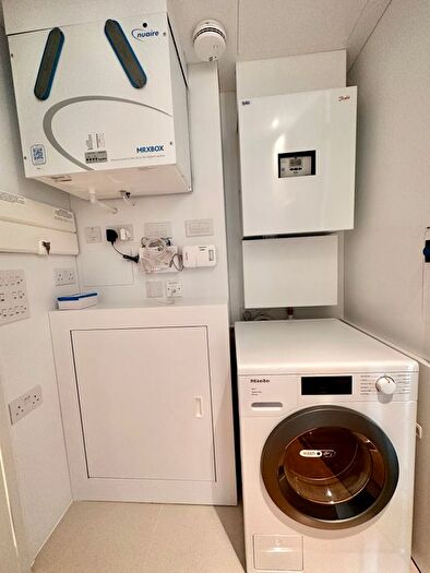 2 Bedroom Flat To Rent In Cascade Way, London, W12