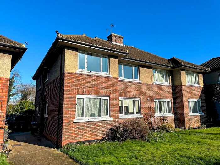 2 Bedroom Flat To Rent In Surbiton Hill Park, Surbiton, KT5