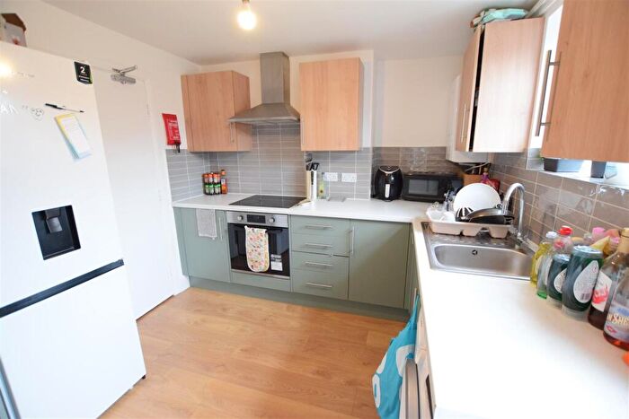 6 Bedroom Terraced House To Rent In Hereward Street - Student House - /, LN1