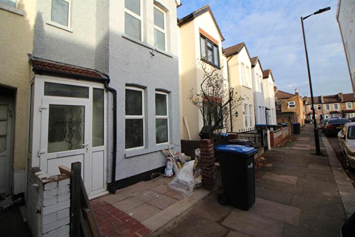 2 Bedroom House To Rent In Bath Road, Edmonton, N9