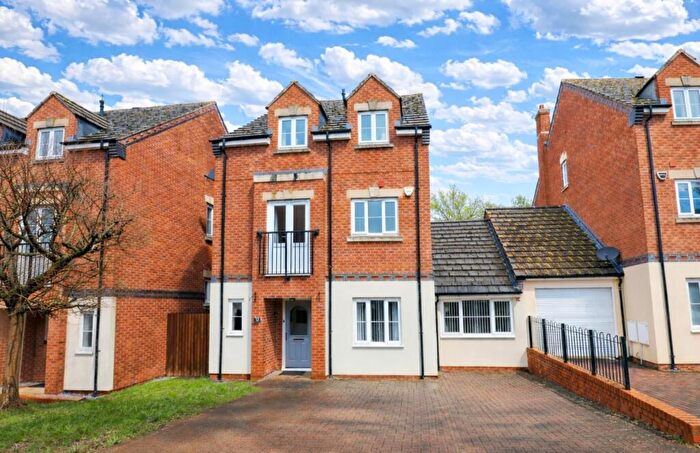 6 Bedroom Link Detached House For Sale In Lime Street, Rushden, NN10