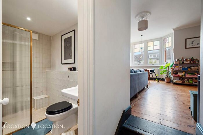 2 Bedroom Flat For Sale In Cranwich Road, London, N16