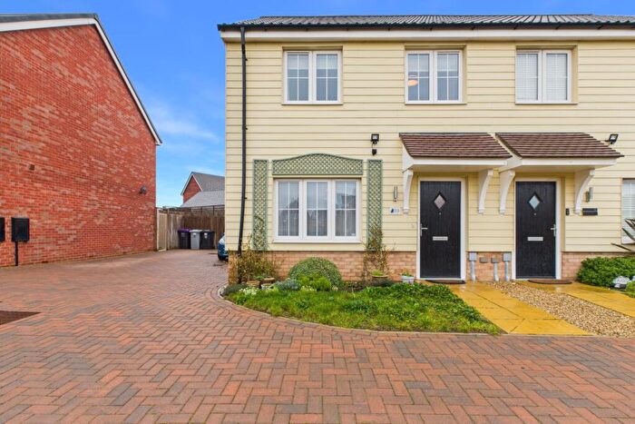 3 Bedroom Semi Detached House For Sale In Craigmore Close, Bourne, Lincolnshire, PE10