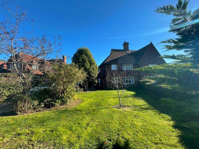 3 Bedroom Semi-Detached House To Rent In Deneside, BN20