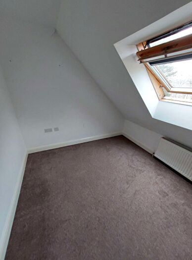 2 Bedroom Flat To Rent In Lyons Place, Hedge End, SO30