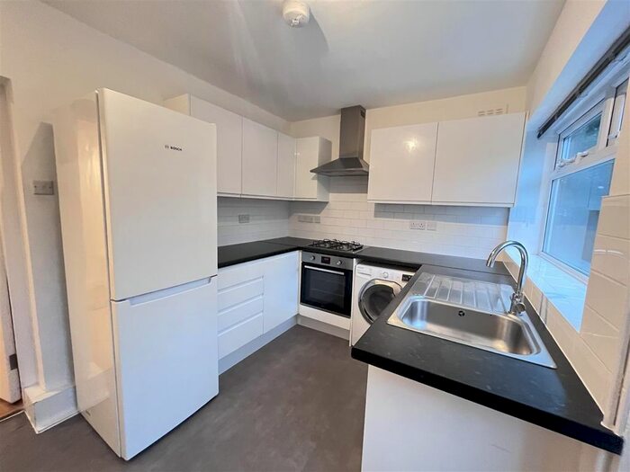 3 Bedroom Detached House To Rent In High Street, London, N14