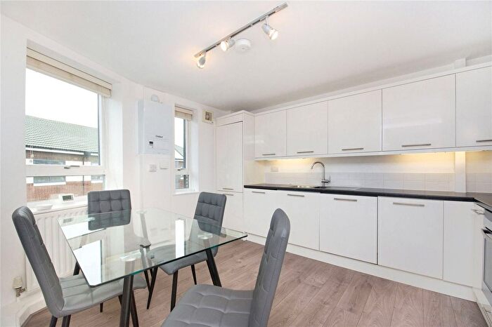 2 Bedroom Flat To Rent In Kew Bridge Court, Strand On The Green, W4