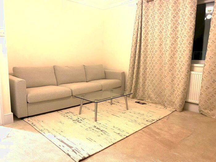 2 Bedroom Maisonette To Rent In Kingshill Avenue, Hayes, Greater London, UB4