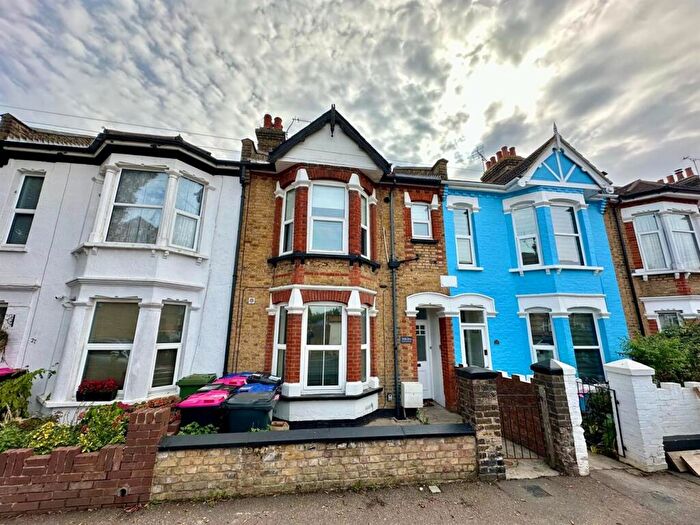 2 Bedroom Flat To Rent In Glenmore Street, Southend-On-Sea, SS2