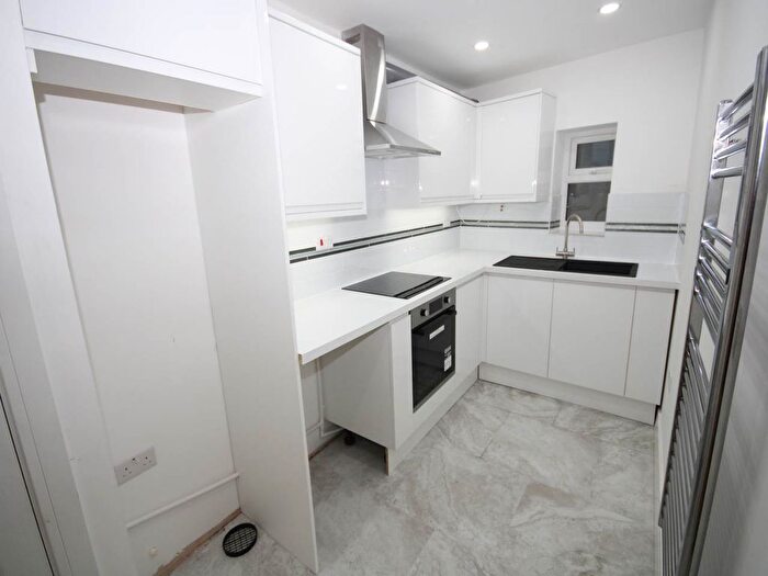 2 Bedroom Flat To Rent In - High Street, Blackwood, NP12