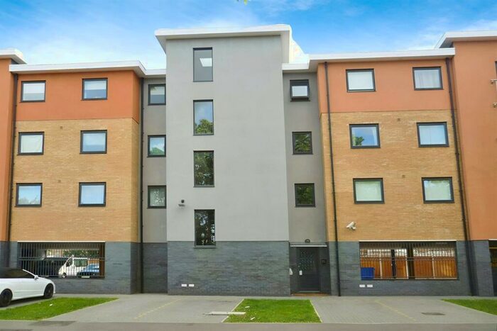 2 Bedroom Flat To Rent In Lansdowne Court, RM18