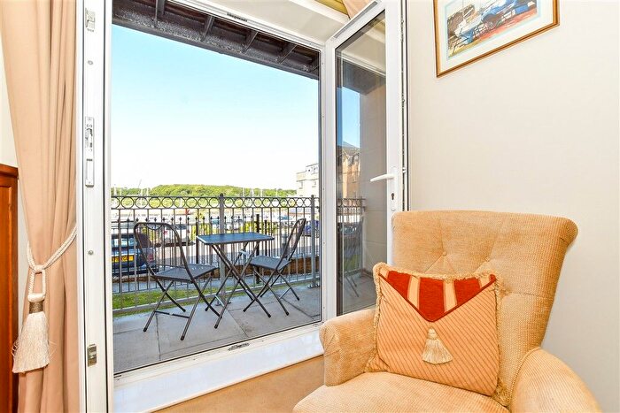 3 Bedroom Flat For Sale In Medina View, East Cowes, Isle Of Wight, PO32