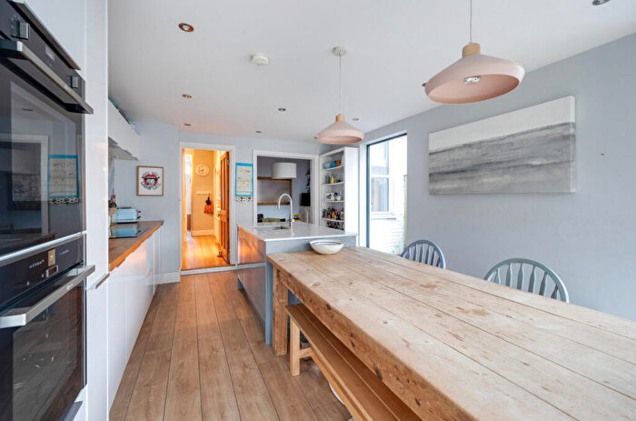 6 Bedroom Terraced House For Sale In Salisbury Road, Barnet, EN5