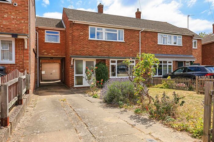 4 Bedroom Semi-Detached House For Sale In Orchard Estate, Cambridge, CB1