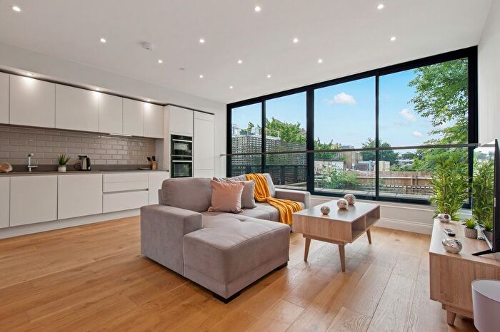 3 Bedroom Flat To Rent In Clapton, N16