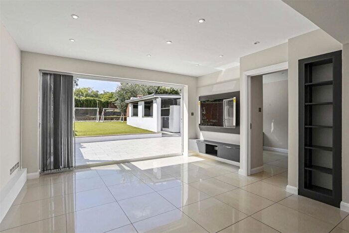 2 Bedroom Flat To Rent In Florian Avenue, Sutton, SM1