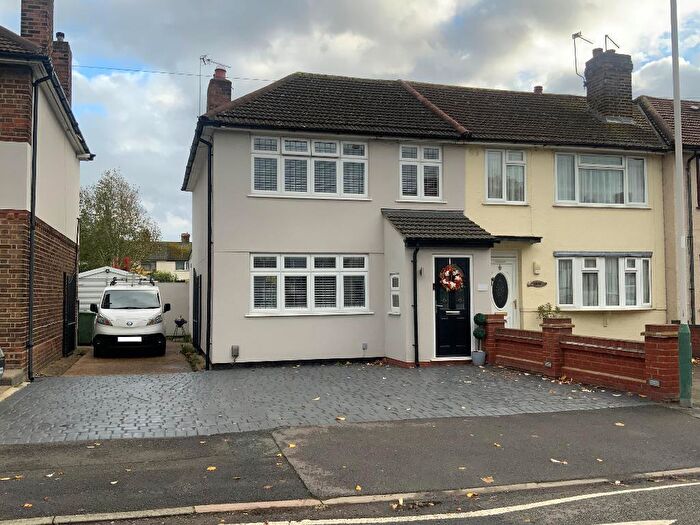 3 Bedroom End Of Terrace House For Sale In Benhurst Avenue, Elm Park, Hornchurch, Essex, RM12