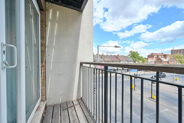 2 Bedroom Flat To Rent In Hawks Road, Kingston, Kingston Upon Thames, KT1