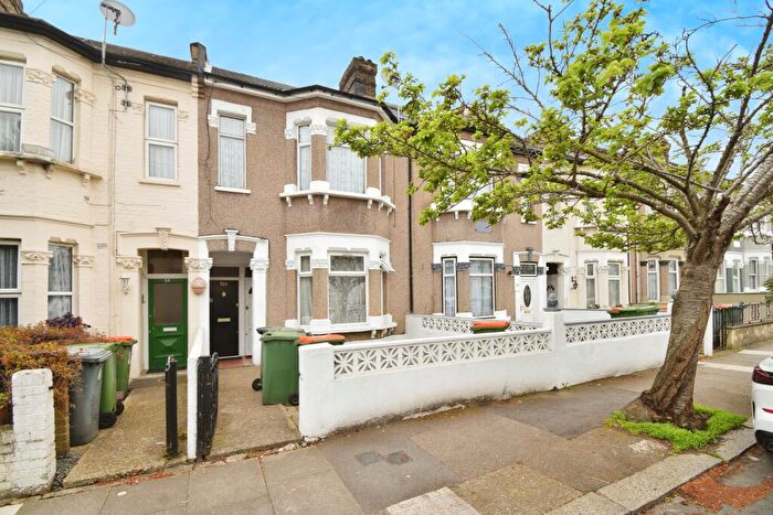 2 Bedroom Flat For Sale In Victoria Avenue, London, E6