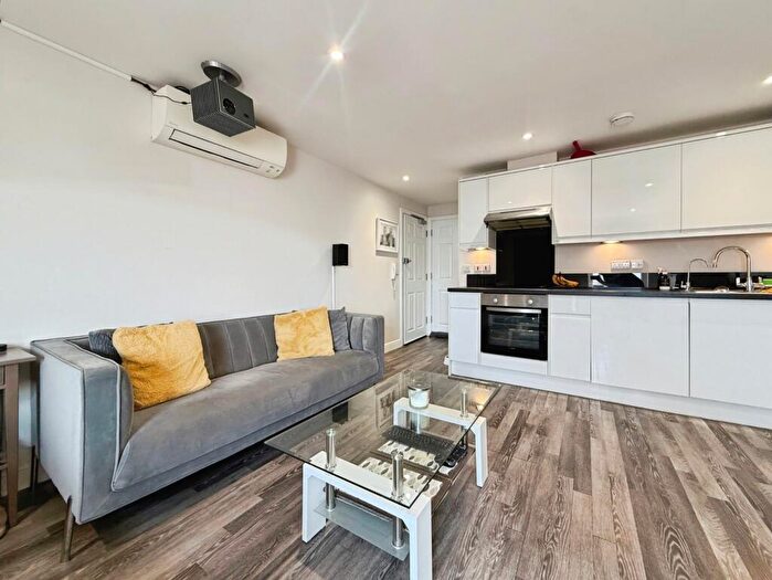 Studio For Sale In High Street, Crowthorne, Berkshire, RG45