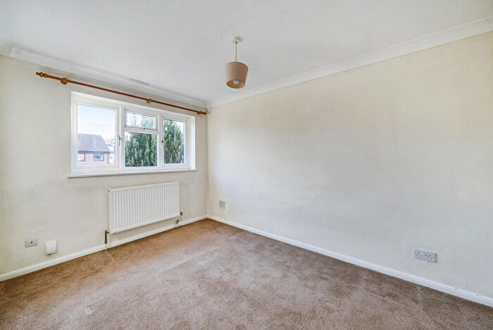 3 Bedroom End Of Terrace House For Sale In Chuters Close, Byfleet, KT14