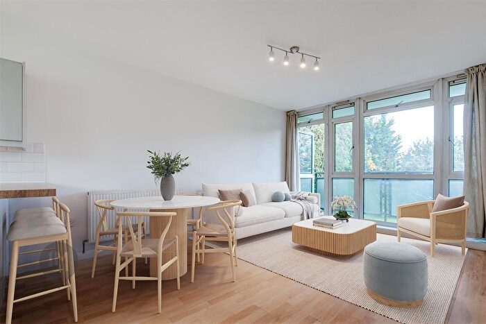 2 Bedroom Flat To Rent In Winterfold Close, London, SW19