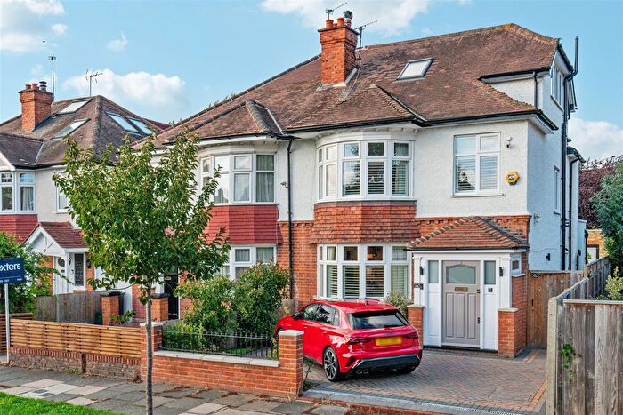 4 Bedroom Semi-Detached House For Sale In Lawford Road, London, W4