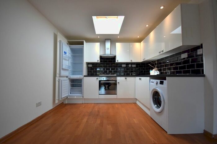 1 Bedroom Flat To Rent In Tolworth Broadway, Surbiton, Kingston, KT6