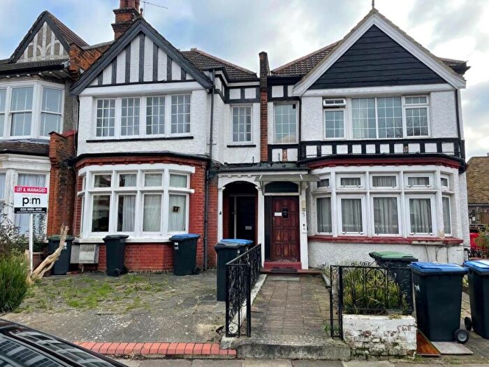 3 Bedroom Flat To Rent In Lakeside Road, Palmers Green, N13