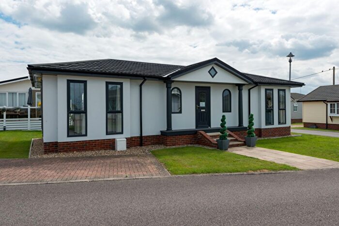 2 Bedroom Mobile/park Home For Sale In Beach Court Park, Faversham Road, Whitstable, CT5