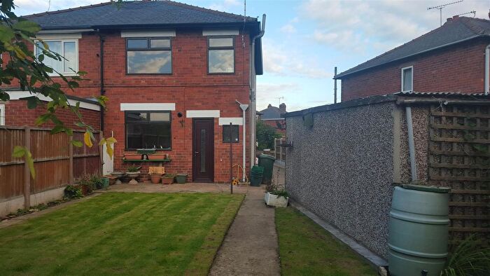 3 Bedroom Semi Detached House To Rent In Ingleborough Drive, Doncaster, DN5