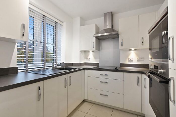 2 Bedroom Flat To Rent In Great North Road, Hatfield, AL9