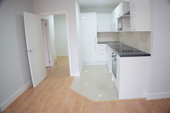 1 Bedroom Flat To Rent In Penwith Road, Earlsfield, South West London, SW18