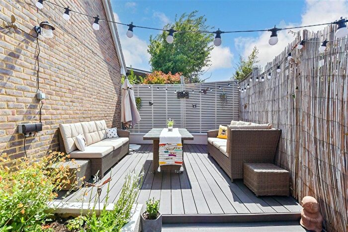 3 Bedroom Chalet For Sale In Downs View Road, Penenden Heath, Maidstone, Kent, ME14