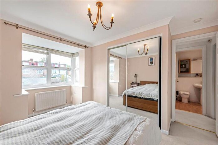 1 Bedroom Flat For Sale In Dovecote Gardens, East Sheen, SW14