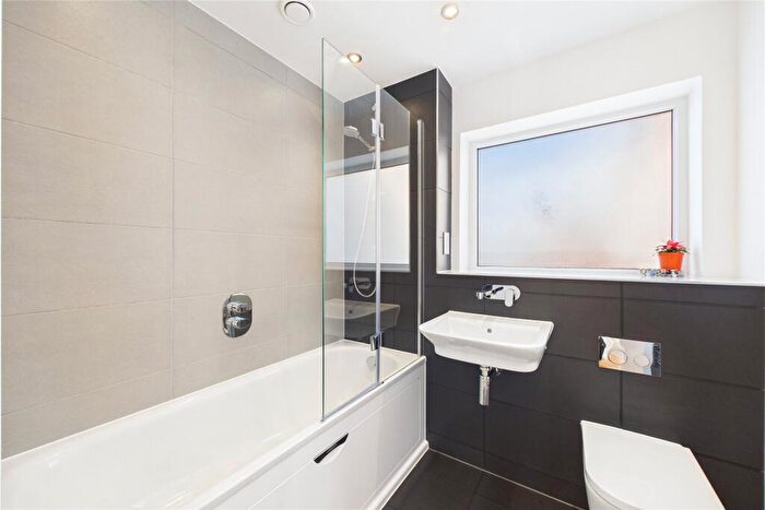 2 Bedroom Apartment For Sale In Longships Way, Reading, Berkshire, RG2