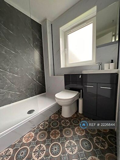 2 Bedroom Flat To Rent In Overnewton Square, Glasgow, G3