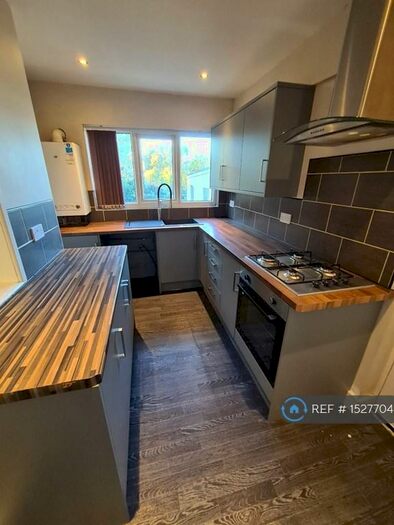 3 Bedroom Semi-Detached House To Rent In Queens Rise, Bradford, BD2