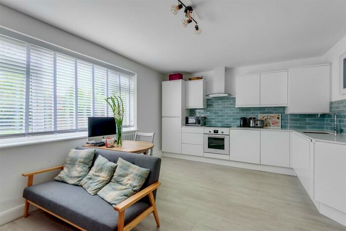 2 Bedroom Apartment To Rent In Palmerston Road, N22