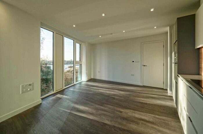 2 Bedroom Flat To Rent In Newnton Close, Stamford Hill, London, N4